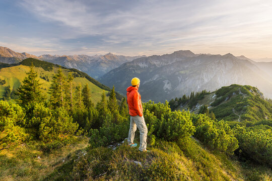 Wanderer, Blick vom Iseler in die Allg&auml;uer Alpen, Bayern, Deutschland