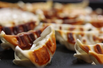 焼きたて餃子、ジューシーなミニ餃子、自宅で楽しむ餃子