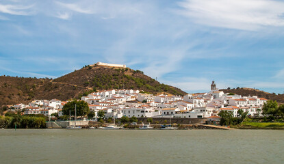 Sanlúcar de Guadiana a orillas del río Guadiana en la frontera con Portugal. A la izquierda su...