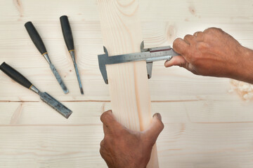 Measuring with vernier calipers (callipers).