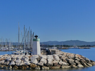 Port de pêche et rochers, phare