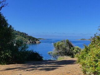 Paysage naturel au Parc national de Port-Cros avec mer et montagne