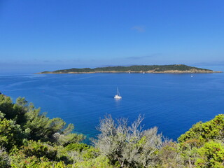 Paysage naturel au Parc national de Port-Cros avec mer et montagne