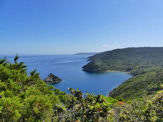 Fototapeta na wymiar Paysage naturel au Parc national de Port-Cros avec mer et montagne