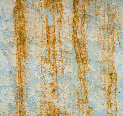 Old whitewashed wall with rusty flows