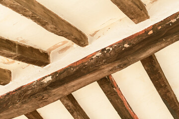 VISTA Y ABSTRACCI&Oacute;N DE UNAS VIGAS DE MADERA