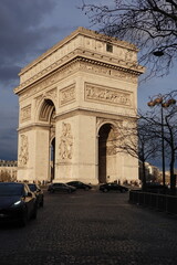 Fototapeta na wymiar Arc de Triomphe de l'étoile à Paris