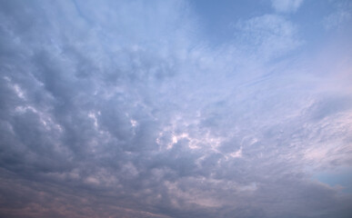 Evening Majesty: A Mesmerizing View of the Sky at Dusk