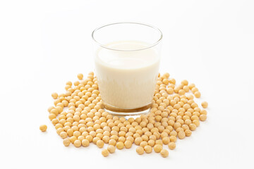 白背景に豆乳と大豆