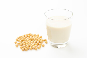 白背景に豆乳と大豆