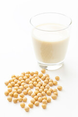 白背景に豆乳と大豆
