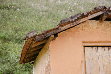 Casa de tijolo na fazenda com fundo isolado de natureza.
