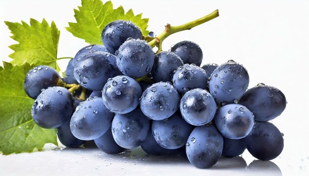 Racimo de uva en un fondo blanco, uva con gotas de agua fresca, detalles y textura
