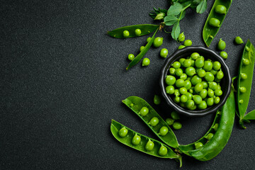 Shelled green peas in a bowl. Healthy food. Top view. - obrazy, fototapety, plakaty