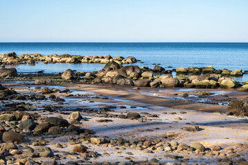 Obraz premium Tranquil Moments Captured on a Rocky Shoreline.