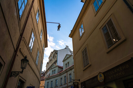 Man Hanging Out statue in Prague