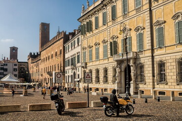 mantua, italien - piazza sordello mit palazzo bonacolsi und palazzo del capitano - 757274997