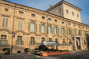 mantua, italien - piazza matilde di canossa mit palazzo - 757275148
