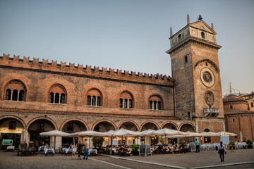 mantua, italien - piazza delle erbe mit palazzo della ragione und uhrturm - 757275525