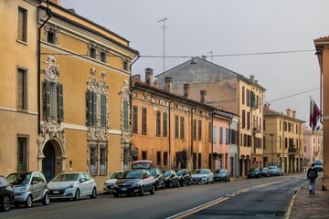mantua, italien - pittoreske häuserzeile in der altstadt