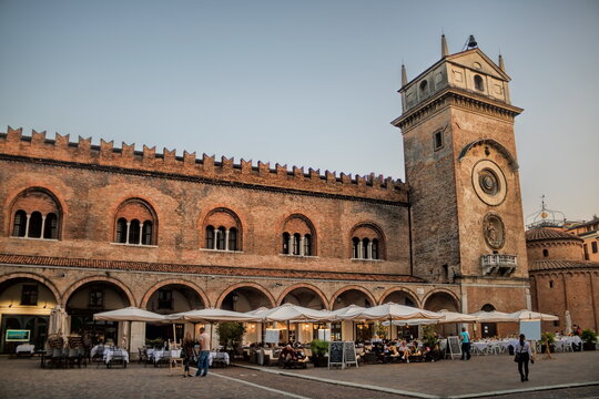 mantua, italien - piazza delle erbe mit palazzo della ragione und uhrturm