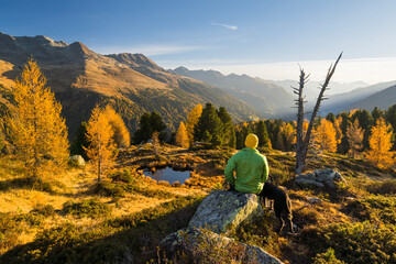ein Wanderer blickt auf die Lasörlinggruppe über das Defereggental, Osttirol, Tirol, Österreich