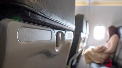 飛行機の窓から外を眺める乗客