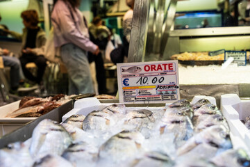Modern and sustainable fish market with sea bream on display, highlighting fish origin label - Main...