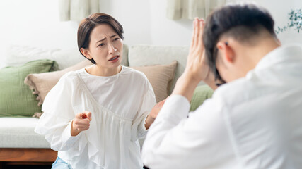 夫婦喧嘩で怒る女性