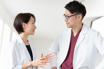 医療提供体制について検討する男女の医師