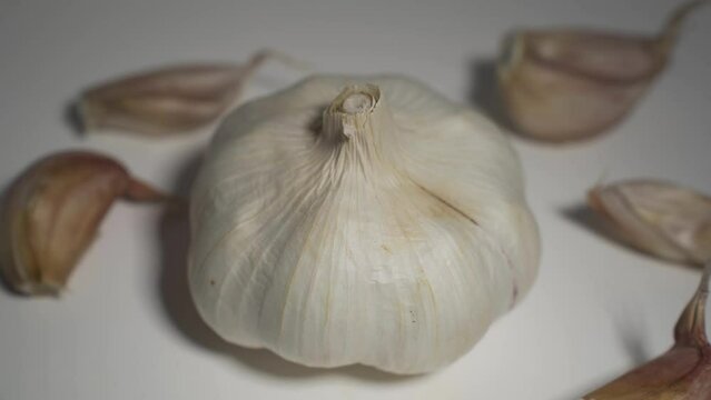 a head of garlic is on the table