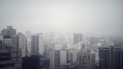 Obraz premium Lima y su clima gris con niebla y garúa llovizna permanente, en Peru