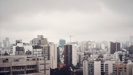 Fototapeta na wymiar Lima y su clima gris con niebla y garúa llovizna permanente, en Peru