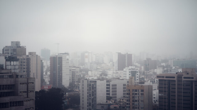 Lima y su clima gris con niebla y garúa llovizna permanente, en Peru