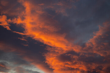 Fototapeta na wymiar Abendrot in den Wolken - Sonnenuntergang orange