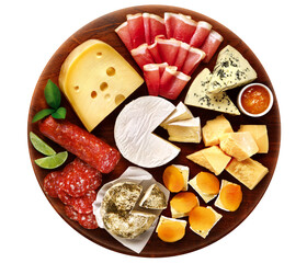 tábua de madeira com salame, queijo brie, gorgonzola, parmesão, queijo suíço, damasco, linguiça, presunto, salsicha, patê, geleia de pimenta e ervas visto de cima isolado em fundo transparente - frios