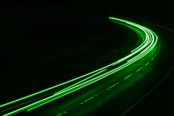 Photo sur Aluminium Autoroute dans la nuit green car lights at night. long exposure