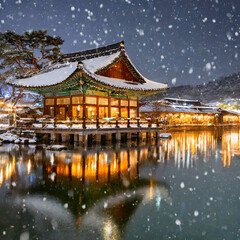 Obraz premium 눈 내리는 한옥