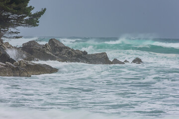 Obraz premium waves crashing on a rock