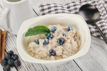 Oats porridge with blueberry