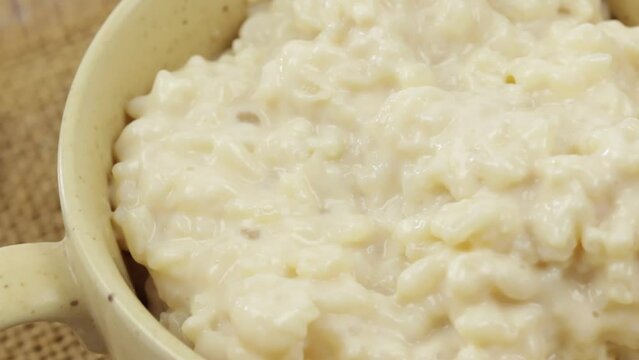 petit plat de riz au lait, en gros plan.	