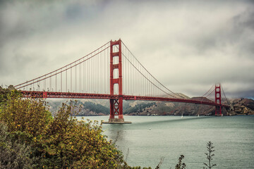 Fototapeta na wymiar Golden Gate Majesty: San Francisco's Icon in 4K Ultra HD