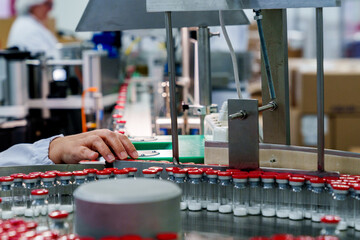 Boccette per farmaci in fabbrica di produzione prodotti farmaceutici
