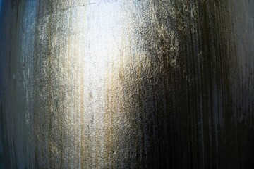 Abstraktes Motiv mit silbernem gewölbten Hintergrund und weißem Licht