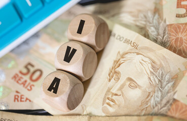 A abreviatura IVA para Imposto sobre Valor Agregado escrita em dados de madeira. Português...