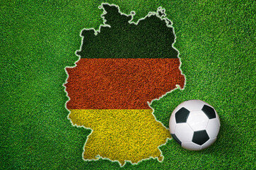 Naklejka premium Euro 2024 Fußball Europameisterschaft Deutschland Landkarte Silhouette Flagge mit Ball auf Rasen