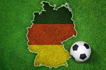 Foto op Plexiglas Euro 2024 Fußball Europameisterschaft Deutschland Landkarte Silhouette Flagge mit Ball auf Rasen © Petair
