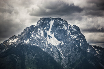Fototapeta premium Overcast Majesty: Cloudy Day in the Tetons Mountain Range in 4K Ultra HD