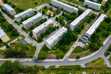 Bloki mieszkalne, osiedle widziane z góry. Widok z drona.
