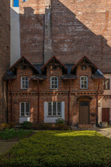 Stara zabytkowa kamienica w centrum warszawy na ulicy Hożej o nietypowym kształcie z czerwonej cegły. © smoku7979